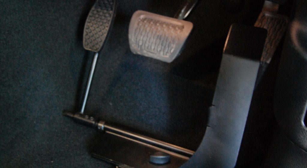 脳梗塞の後遺症で右足が不自由になった方の運転をサポートする、左足でアクセル操作できる“左アクセルペダル改造”