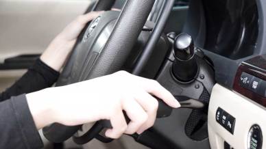 レバーを握ってブレーキ_手動ブレーキの掛け方