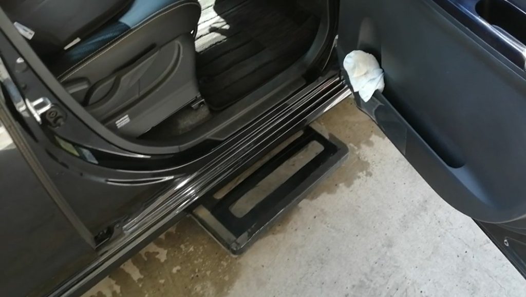 車椅子から乗用車への移譲を容易にする、福祉車両の機能５「電動ステップ」