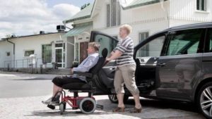クルマのシートがそのまま車いすのシートに