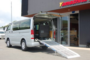 後付け福祉車両ハイエース車いすスロープ
