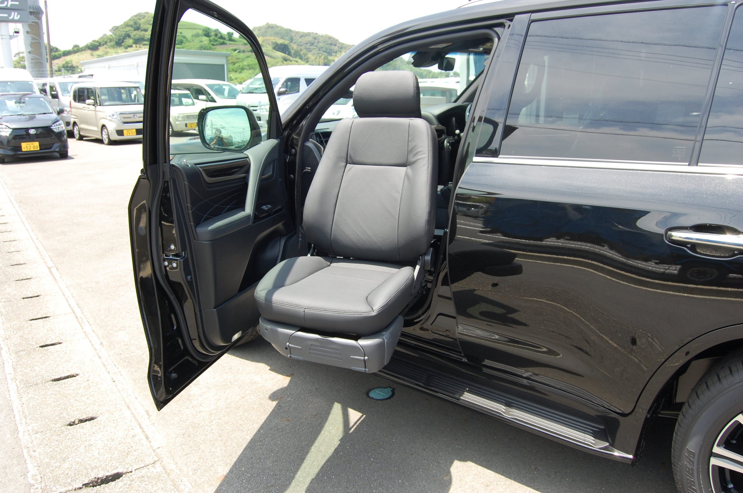 福祉車両改造レクサス回転昇降シート３