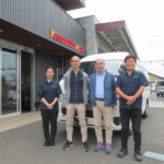 車椅子のまま乗り降りができるようにするためのリフトがついた、ハイエースウェルキャブ（トヨタ）