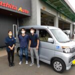 車椅子のまま乗り降りができるようにするためのスロープがついた、ハイゼット（ダイハツ）の福祉車両