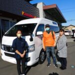 車椅子のまま乗り降りができるようにするためのリフトがついた、NV350キャラバン（日産）の福祉車両