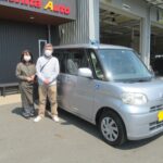 車椅子のまま乗り降りができるようにするためのスロープがついた、タント（ダイハツ）の福祉車両