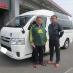 車椅子のまま乗り降りができるようにするためのリフトがついた、ハイエースウェルキャブ（トヨタ）の福祉車両