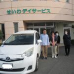 車椅子のまま乗り降りができるようにするためのスロープがついた、ラクティスウェルキャブ（トヨタ）の福祉車両