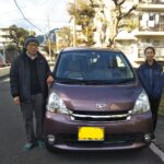 座席への乗り降りを楽にする回転昇降シートのついた、ムーヴ（ダイハツ）の福祉車両