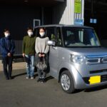 車椅子のまま乗り降りができるようにするためのスロープがついた、、N-BOX（ホンダ）の福祉車両