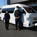 車椅子のまま乗り降りができるようにするためのリフトがついた、ハイエースウェルキャブ（トヨタ）の福祉車両