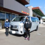 車椅子のまま乗り降りができるようにするためのスロープを後付け改造した、ハイエース（トヨタ）の福祉車両