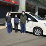 車椅子のまま乗り降りができるようにするためのスロープがついた、セレナチェアキャブ（日産）の福祉車両