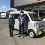 車椅子のまま乗り降りができるようにするためのスロープがついた、、エブリイ（スズキ）