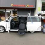座席への乗り降りを楽にする回転昇降シートのついた、アイシスウェルキャブ（トヨタ）の福祉車両