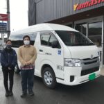車椅子のまま乗り降りができるようにするためのリフトがついた、ハイエース（トヨタ）の福祉車両