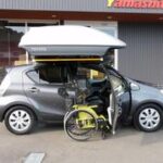 手動運転装置と車いす収納装置のついた、アクア（トヨタ）の福祉車両