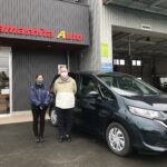 車椅子のまま乗り降りができるようにするためのスロープがついた、フリード（ホンダ）の福祉車両