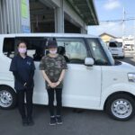 車椅子のまま乗り降りができるようにするためのスロープがついた、N-BOX（ホンダ）の福祉車両