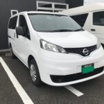 車椅子のまま乗り降りができるようにするためのスロープがついた、NV200バネット（日産）の福祉車両