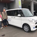 車椅子のまま乗り降りができるようにするためのスロープがついた、タント（ダイハツ）の福祉車両介護タクシー