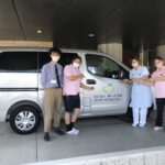 車椅子のまま乗り降りができるようにするためのスロープがついた、NV200バネット（日産）の福祉車両