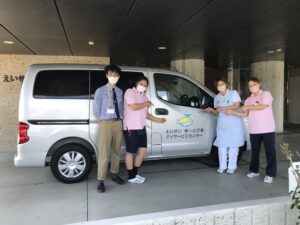 車椅子のまま乗り降りができるようにするためのスロープがついた、NV200バネット（日産）の福祉車両