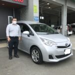 車椅子のまま乗り降りができるようにするためのスロープがついた、ラクティスウェルキャブ（トヨタ）の福祉車両