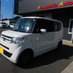 車椅子のまま乗り降りができるようにするためのスロープがついた、N-BOX（ホンダ）の福祉車両