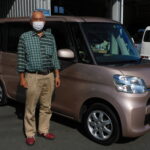 車椅子のまま乗り降りができるようにするためのスロープがついた、タント（ダイハツ）の福祉車両