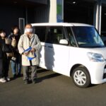 車椅子のまま乗り降りができるようにするためのスロープがついた、たんと（ダイハツ）の福祉車両