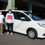 車椅子のまま乗り降りができるようにするためのスロープがついた、ノア（トヨタ）の福祉車両