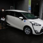 車椅子のまま乗り降りができるようにするためのスロープと助手席が回転するシートのついた、シエンタ（トヨタ）の福祉車両