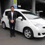 車椅子のまま乗り降りができるようにするためのスロープがついた、ラクティス（トヨタ）の福祉車両