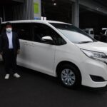 車椅子のまま乗り降りができるようにするためのスロープがついた、ノア（トヨタ）の福祉車両