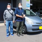 車椅子のまま乗り降りができるようにするためのスロープがついた、ラクティス（トヨタ）の福祉車両