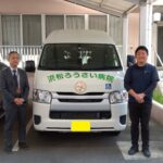 車椅子のまま乗り降りができるようにするためのリフトがついた、ハイエース（トヨタ）の福祉車両