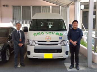 車椅子のまま乗り降りができるようにするためのリフトがついた、ハイエース（トヨタ）の福祉車両
