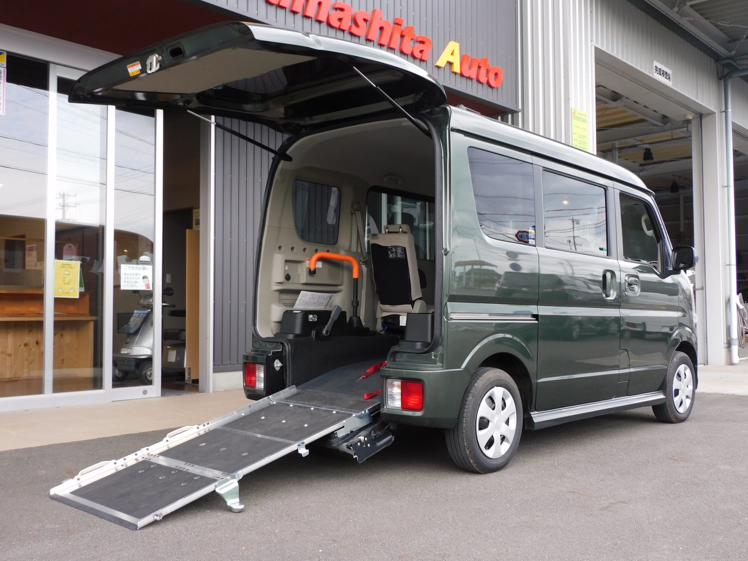 車椅子スロープがついた、NV100クリッパーリオ（日産）の福祉車両