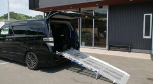 車椅子から乗用車への移譲を容易にする、福祉車両の機能1「車椅子スロープ」