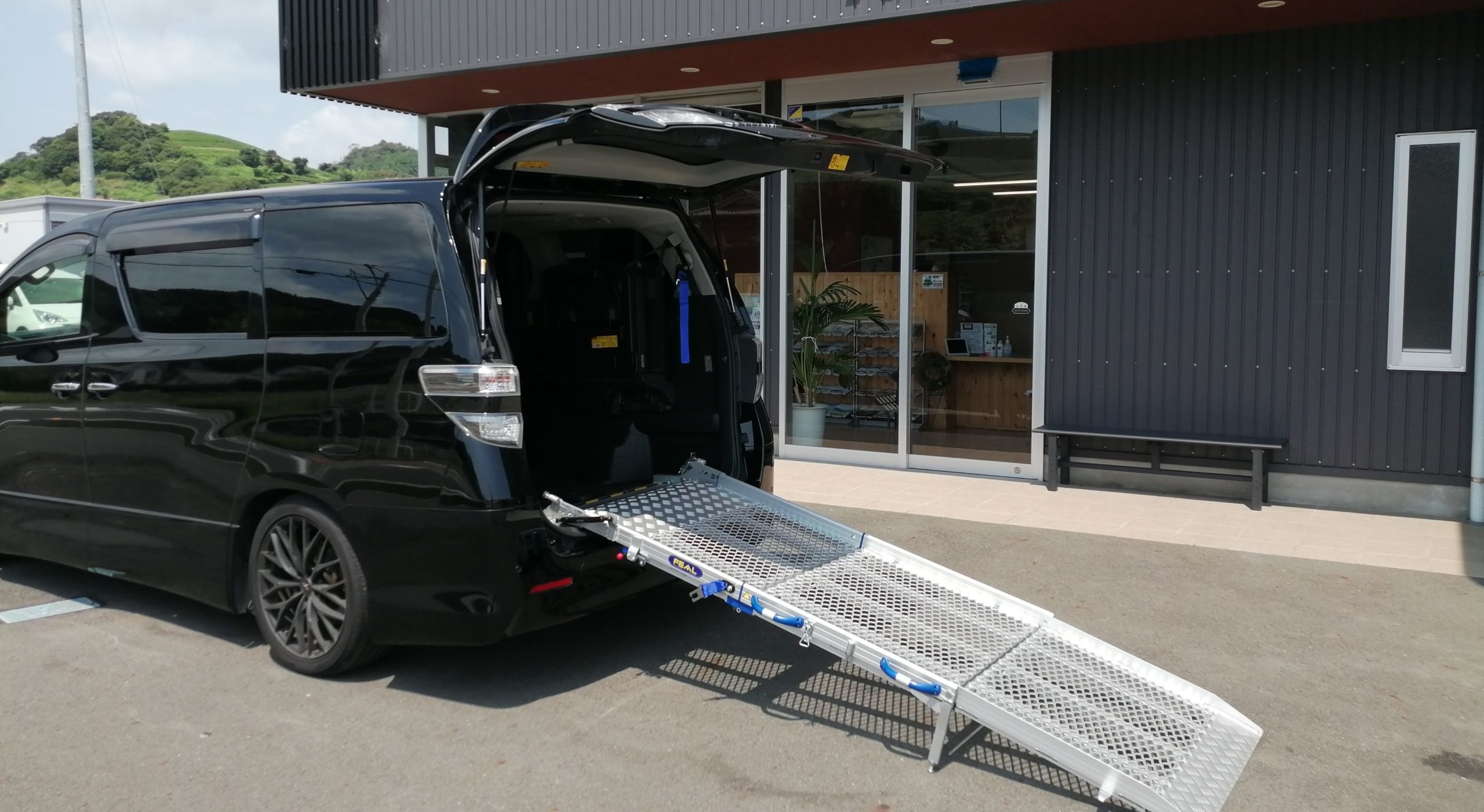 車椅子から乗用車への移譲を容易にする、福祉車両の機能1「車椅子スロープ」