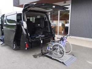 車椅子から乗用車への移譲を容易にする、福祉車両の機能2「車椅子リフト」