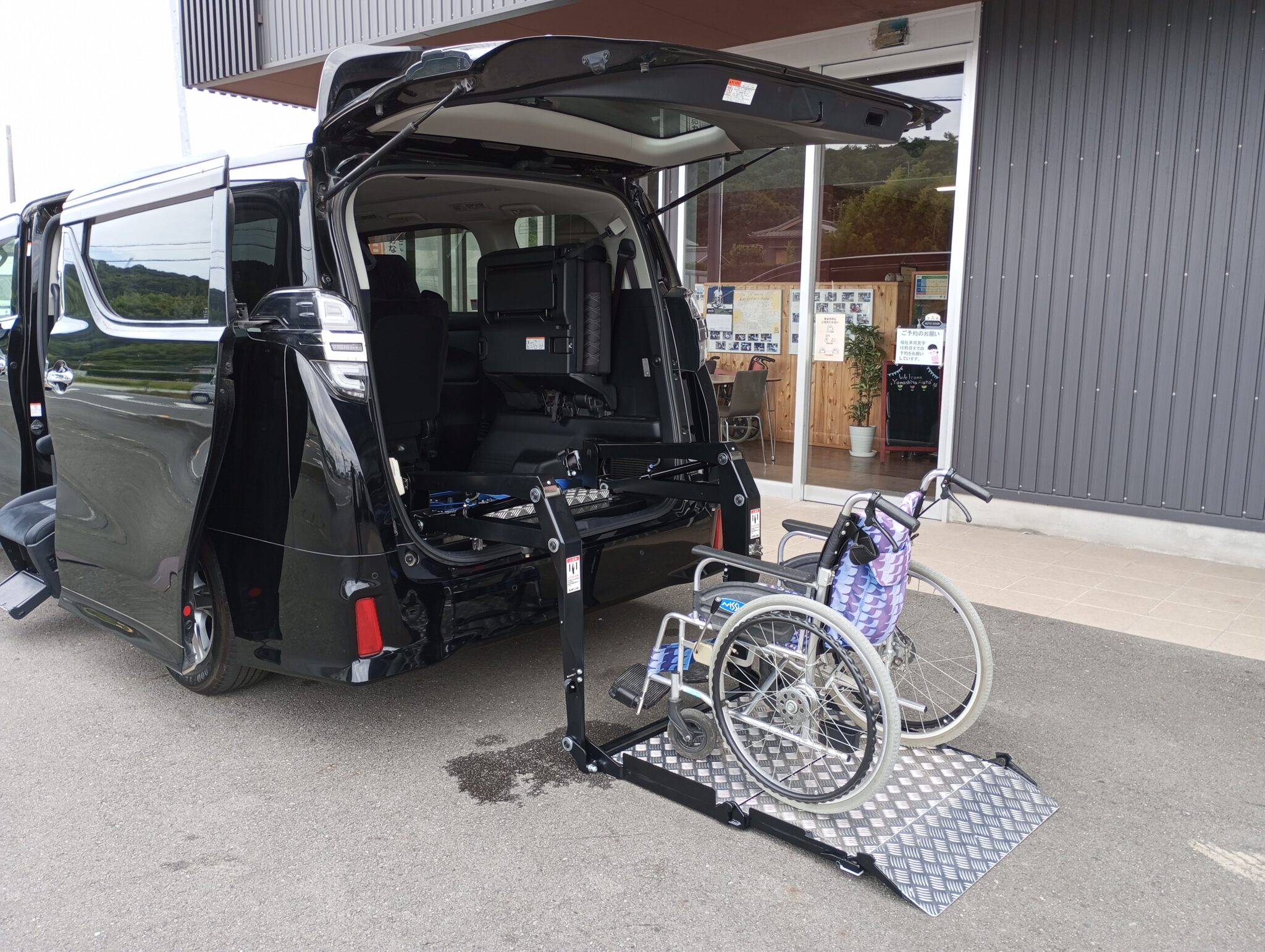 車椅子から乗用車への移譲を容易にする、福祉車両の機能2「車椅子リフト」