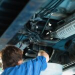 自動車をメンテナンスする整備士